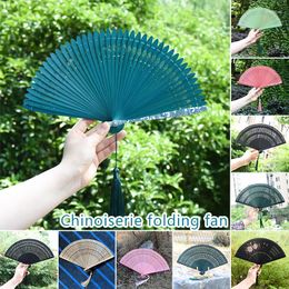 Decoratieve beeldjes Vintage Tassel Hollow Canved Folding Hand Fan Chinese Hanfu Dance Accessoires Wedding Party Bamboo Wooden Crafts Home