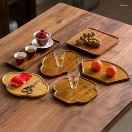 Decoratieve beeldjes houten polygonaal dienbladgerei met mini kleine familie restaurantbar snackhond sandwich fruit serveren