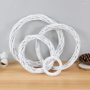 Decoratieve bloemen 10/20/25/30 cm witte rattan ring kerstkrans kunstmatige slinger voor huis bruiloft kerstmis ornamenten jaar diy