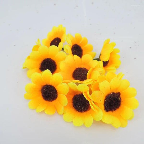 Flores decorativas 10/20pcs 7cm mini seda girasol artificial cabeza falsa para la fiesta de bodas de bricol