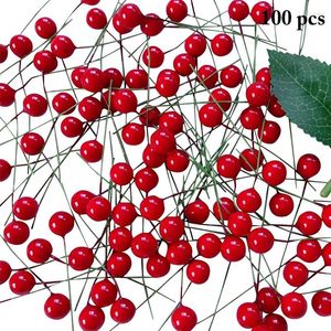 Flores decorativas 100 piezas Artificial Holly Berry Christmas Tree Cherry Wreaths Red Flower Pearl Home Garden Party Decoraciones Cumpleaños