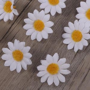 Flores decorativas 100 PCS Decoraciones de fiesta de bodas 4 cm Daisy Flower Small Chrysanthemum Faux