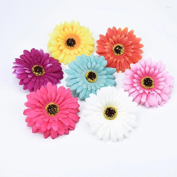 Fleurs décoratives 100pcs 10cm artificiels pour le mariage à la maison Cadeaux de bricolage Garland Fausses plantes Daisy Plastique Silk Gerbera Décorations de Noël