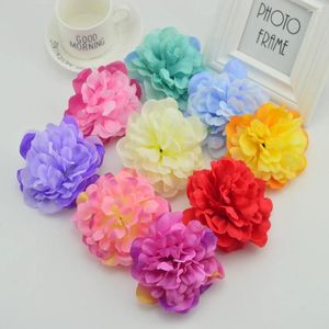 Flores decorativas 100pcs 10 cm Rosas Slik Cabeza para el hogar Decoración de la boda Accesorios de novia Despeje de Peony Peony Diy Corona artificial