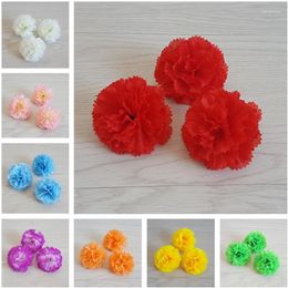 Fleurs décoratives 100pcs 13Colors 5 cm Têtes de fleur de carrage de soie artificielle pour le mariage du mariage du chat de coiffure