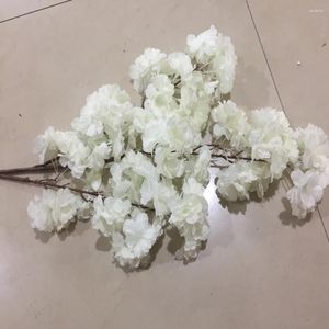 Decoratieve bloemen 100 stcs 140-hoofdszaken Witte kunstmatige kersenbloesems Bruiloft Arch Decoreer nep zijden bloem