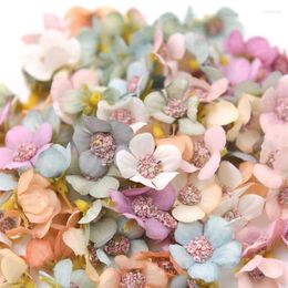 Flores decorativas 100pcs 2 cm Multicolor Daisy Flower Head Mini Silk Artificial para corona Decoración del hogar de bodas de la corona Tocado de guirnaldas de bricolaje