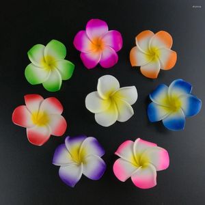 Fleurs décoratives 100 pièces 7 cm vente en gros Plumeria hawaïen mousse fleur de frangipanier pour fête de mariage pince à cheveux Bouquet décoration