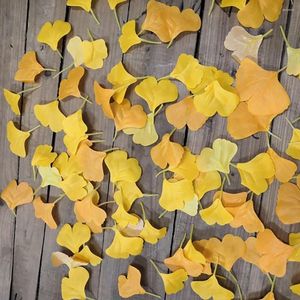 Decoratieve bloemen 100 stcs Artificail ginkgo bladeren faux vallende blad herfst sfeer huizendecoratie gele feestbenodigdheden po props