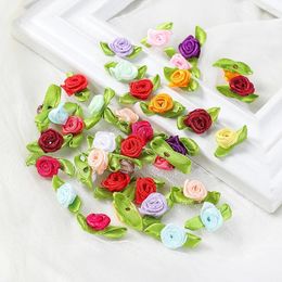 Flores decorativas 100 piezas mini rosas cabezas artificiales 2 cm brotes tela decoración de boda de tela suministros de artesanía de cinta decoración de regalo