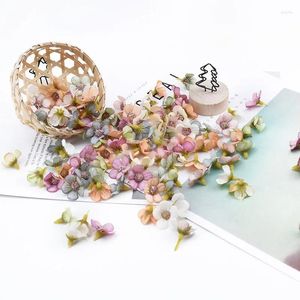 Fleurs décoratives 100pcs Multicolor Daisy Flower Head Mini Silk Artificiel For Crown Scrap Wedding Decor Home Cadeaux DIY GARLAND COURSE