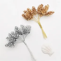 Decoratieve bloemen 10 cm 6 stks kunstmatige planten takken goud zilveren kleur nep dennenbekleding sneeuwbloem voor bureau home decor diy feestdecoratie