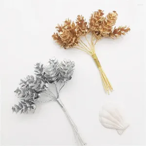 Fleurs décoratives 10 cm 6pcs plantes artificielles branche de couleur argentée dorée de faux cônes de pin fleur de neige pour le bureau décor de la fête bricolage décoration