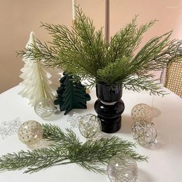 Flores decorativas 10 piezas ramas de pino artificiales plantas verdes esquejes de árboles de Navidad caja de regalo de año decoración decoración del hogar falso