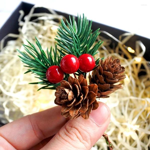 Flores decorativas 10 piezas Cono de pino de Navidad artificial con ramas de acebo para nueces decora decora dientes de paquete de árboles adornos