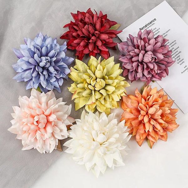 Fleurs décoratives 10pcs 12 cm de haute qualité Silk Gerbera Tête artificielle pour les accessoires de mur de fleurs de mariage de mariage à la maison