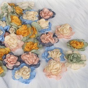 Decoratieve bloemen 10 stks 4 cm handgemaakte dubbele kleuren kleine chiffon stofbloem voor doe -het -zelf hoofddeksel accessoires trouwjurk kleding decor