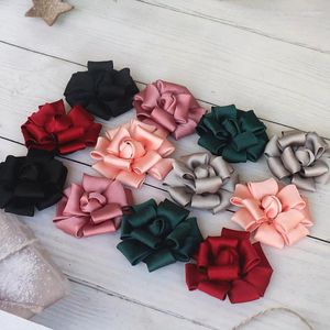 Fleurs décoratives 10pcs 6cm Fabrics de satin faits à la main Rose Fleur bricolage Accessoires de cheveux Boîte cadeau Broche de mariage Chapeaux de vêtements