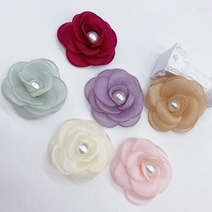 Fleurs décoratives 10pcs / lot 6cm Perle Center 3D Organza Gauze Rose Flower Hair Accessories DIY MARIAGE GILLES DES VOSS