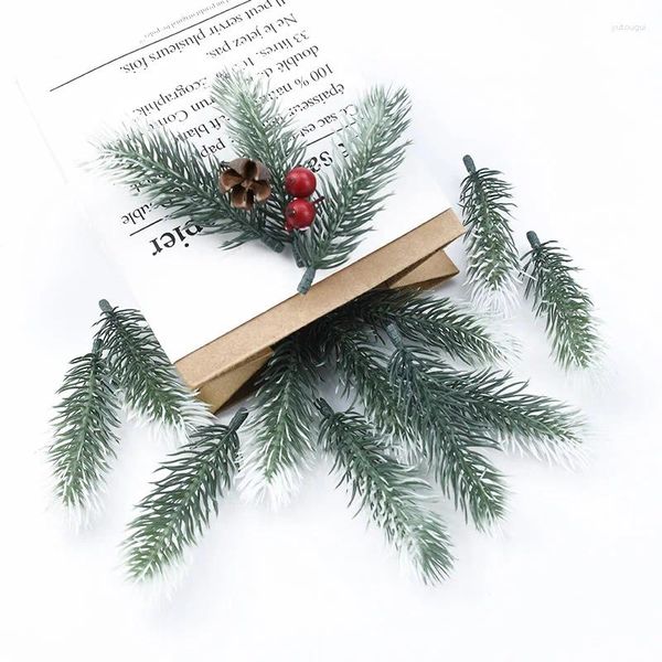 Flores decorativas 10 Uds agujas de pino de plástico copo de nieve plantas artificiales falsas para álbum de recortes decoraciones navideñas caja de regalo para el hogar