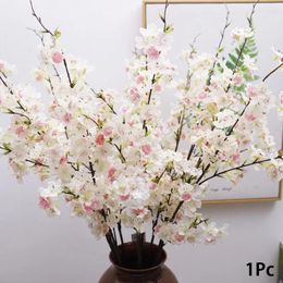 Decoratieve bloemen 110 cm kunstmatige 4-fork zijden kers bloesem branch home decoratie lange bloem bruiloft gebogen deur