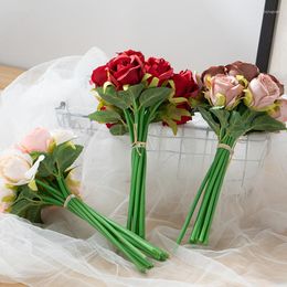 Fleurs décoratives 12 têtes imitation fleurs mariées tenir des roses mariage soie pour décorer le balcon du salon