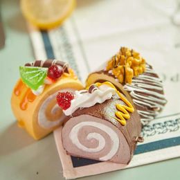 Fleurs décoratives 12pcs / set Simulation Modèle alimentaire Hokkaido Swiss Roll Cake Wedding Échantillon de mariage