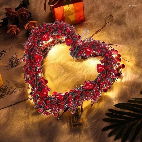 Fleurs décoratives 14 pouces LED couronne de saint valentin en forme de coeur baies suspendues décorations murales saint valentin décor porte d'entrée