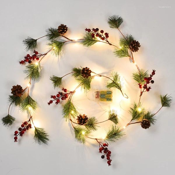 Flores decorativas 180 cm Vid de Navidad PVC Pino artificial Tuerca de aguja Suministros para colgar en la pared Banda de luz Fruta roja