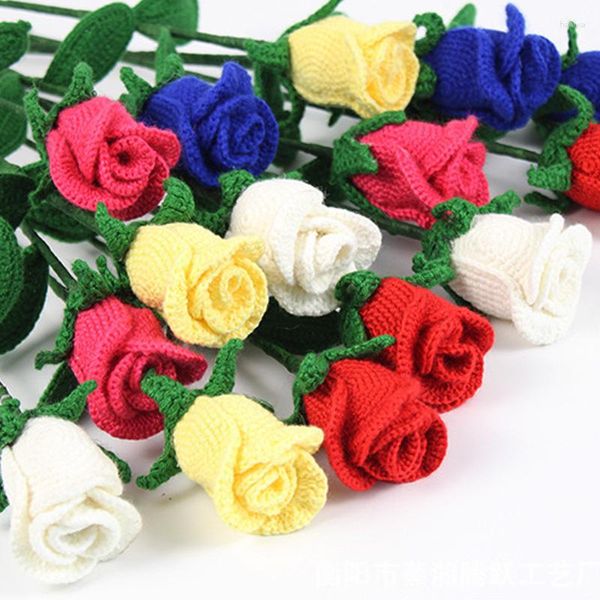 Fleurs décoratives 1pc fleur de rose tissage artificiel bricolage laine tricotée à la main bouquet ornement crochet fil beau décor de fête de mariage