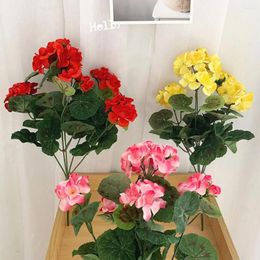 Fleurs décoratives 2 PCS Fleur de bégonias artificiels avec tige sans arrosage de mariage PO accessoires réalistes en faux rouge