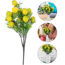 Flores decorativas 2 pcs ramas falsas limones artificiales ramo de adornos para el hogar florero de plástico decoraciones diy faux novios