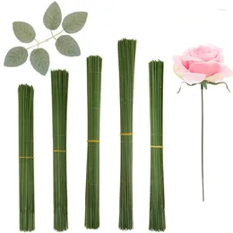 Decoratieve bloemen 20 pc's 15/20/20/30/40 cm kunstmatige groene bloem stengel diy bloemen materiaal handgemaakte draad accessoies voor bruiloft woninginrichting