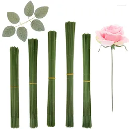 Decoratieve bloemen 20 stks 15/20/20/30/40 cm kunstmatige groene bloem stengel diy bloemen materiaal handgemaakte draad accessoies voor bruiloft thuisdecoratie