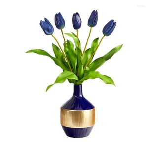 Decoratieve bloemen 60 cm Nederlands kunstbloemstuk in blauwe en gouden designervaas