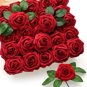 Fleurs décoratives 25pcs Fleur artificielle Rose rouge Real Looking Fake Roses avec bouquets de tige pour la fête de la Saint-Valentin Décoration de bricolage de la fête de la Saint-Valentin