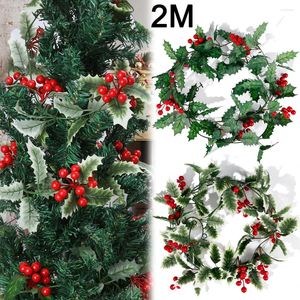 Fleurs décoratives 2m Christmas artificiel Holly Feuilles Vine Garland Rouge Berry Green Roard de Noël Arbre suspendu Ornements Home Decorations