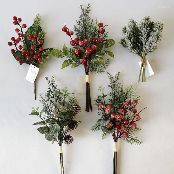 Flores decorativas 2 piezas Navidad Pino artificial Selecciones Tallos de bayas rojas Mini conos falsos Ramas para el árbol de Navidad Decoración Artesanía Paquete de regalo