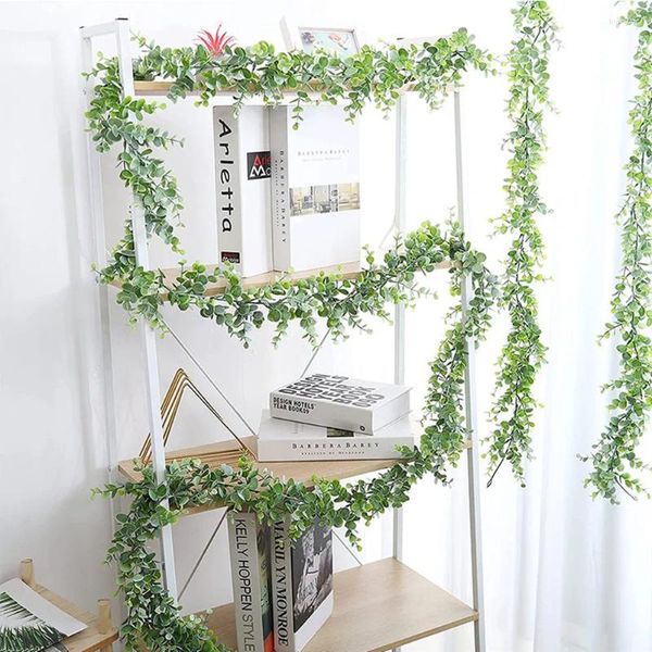 Fleurs décoratives 2pcs 6ft Faux Eucalyptus Garland Plant Vins artificiels suspendues Feuilles de la verdure pour le décor de la maison de mariage