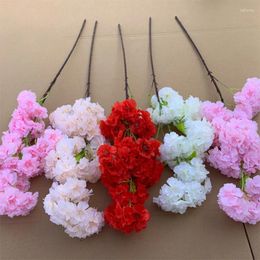 Flores decorativas Flor artificial de seda de seda de cereza Rama de cerezo en cifrado Color arco de boda Decoración de techo interior