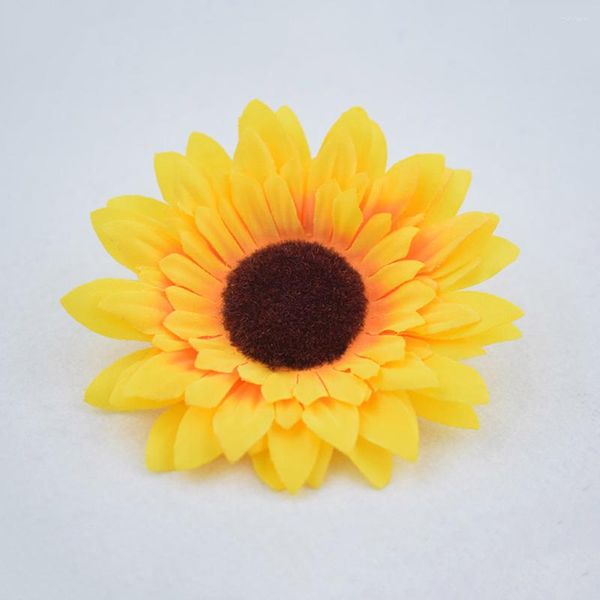 Flores decorativas, 30 Uds., pequeños girasoles, artesanías, adornos de regalo, pinza para el pelo de boda, cabezas falsas, Mini Tiara, decoración de árbol