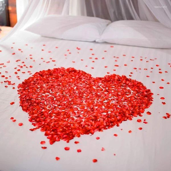 Flores decorativas 3000 piezas pétalos de rosa Flower falsos poliéster rojo artificial para la cama Las decoraciones de San Valentín se casan conmigo