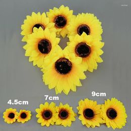 Fleurs décoratives 30 pièces 4.5cm 7cm 9cm Mini tête de marguerite artificielle fleur de tournesol en soie couronne de bricolage Scrapbooking boîte-cadeau jaune