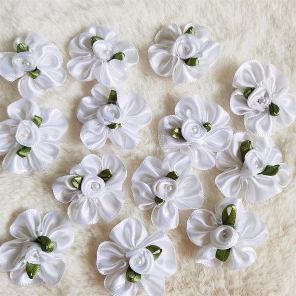 Flores decorativas 30 piezas de cinta de raso blanca, lazos de flores, perlas, rosas, apliques artificiales, tela, costura de boda, artesanía, caja de regalo hecha a mano