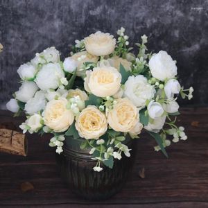 Decoratieve bloemen 32 cm 5 hoofden kunstmatige bessen rozen witte bloem zijden pioen boeket voor bruiloft tuin huisfeest kerstdecoratie