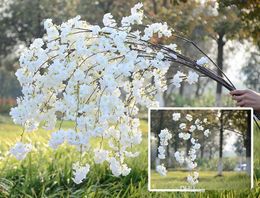 Flores decorativas 32 piezas por lote Las flores de cerezo están llenas de ramas artificiales románticas que cuelgan de ratán con decoraciones de boda