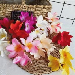 Fleurs décoratives 40pcs Fleur frangipani artificielle 3 têtes / pièce Silk Plumeria rubra têtes pour la fête de mariage décoration florale