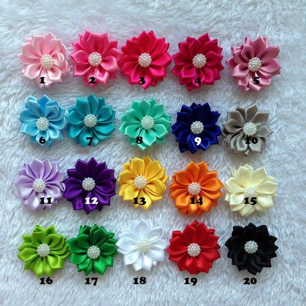 Flores decorativas 4 cm de alta calidad Rosa de cinta de satén pequeña cabezal con perlas Corona de cabello Corona de cabello Aplicamiento de flores de coser álbum