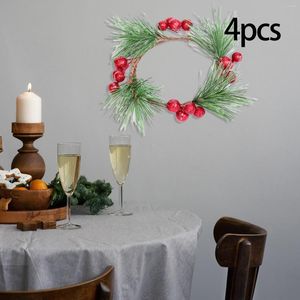 Fleurs décoratives 4x couronnes de bougie 3 pouces avec des baies rouges artificielles petits anneaux de guirlande pour les accents de décoration de fête de vacances