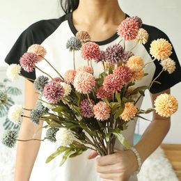 Fleurs décoratives 5 tête en soie podlelion balle de fleur chrysanthemum artificiel long branche pour la salle des décorations de mariage de chambre fausse
